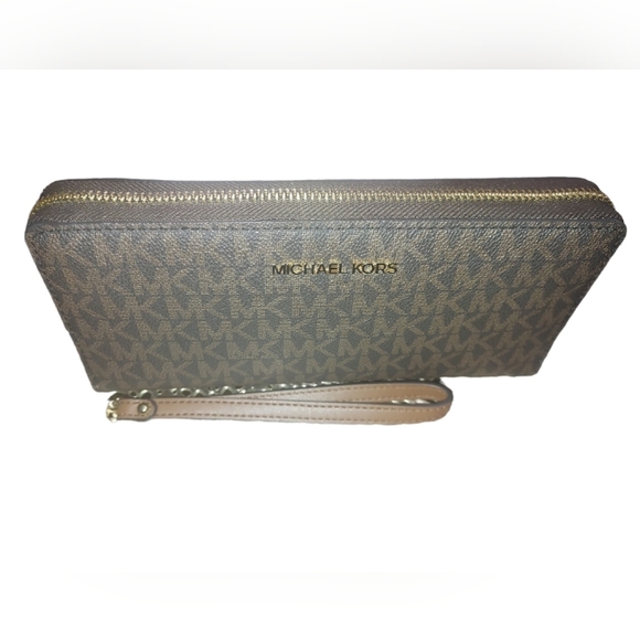 Michael Kors Wallet - Picture 2 of 8